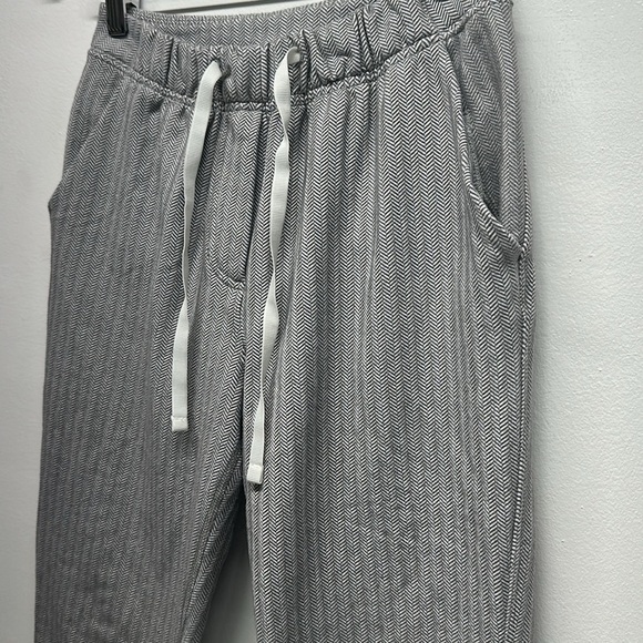 Lululemon On The Fly Jogger Pants Athletic Chevron Striped Gray White Size 2 - Picture 3 of 7